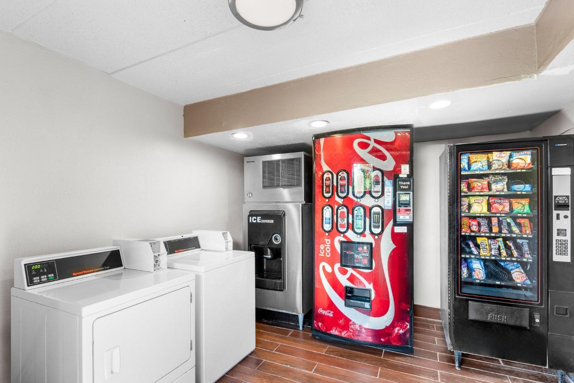 Red Roof Inn Indianapolis North - College Park Екстер'єр фото